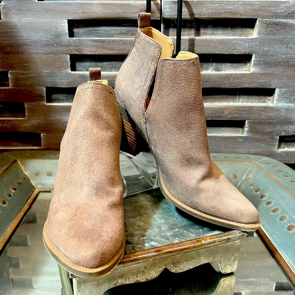 Madden Girl Women’s Fashion Bootie Tan Suede / V Cutout w/Chunky Heel. Size 10